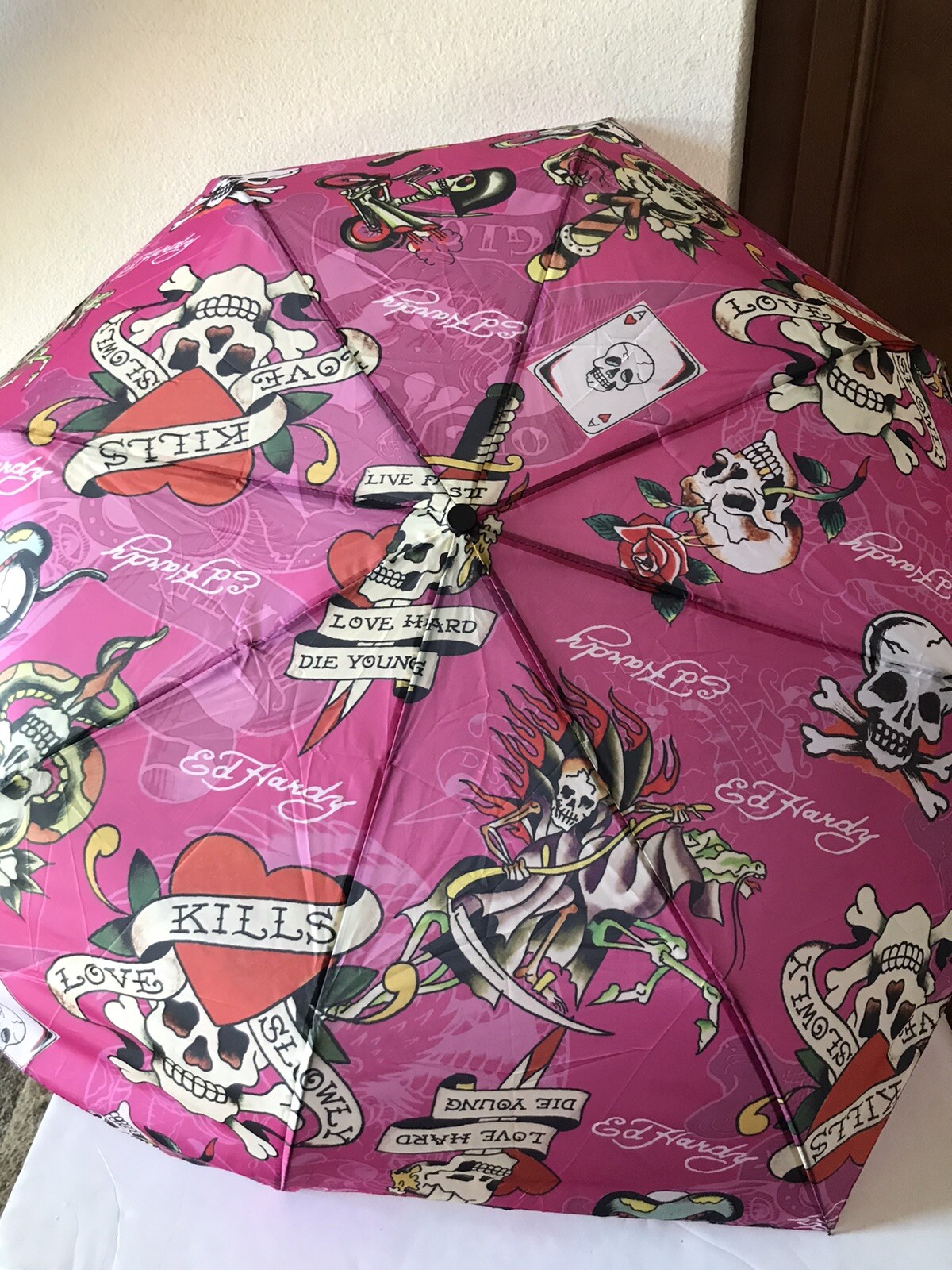 ED HARDY PINK/MULTICOLOR LOVE KILLS SLOWLY/MATCHING COVER AUTO OPEN UMBRELLA NEW