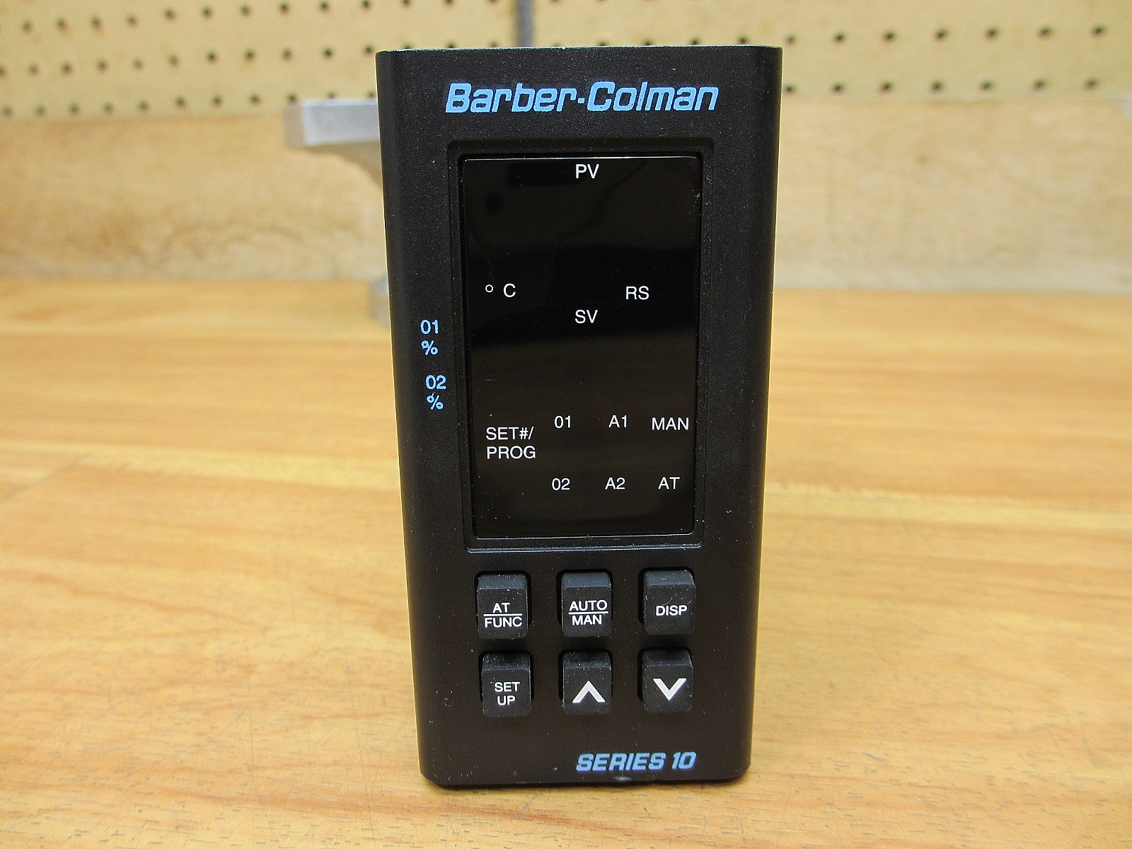 Barber Colman 10ET-TJF00-000-3-00 *USED POWERS UP* Temperature Controller