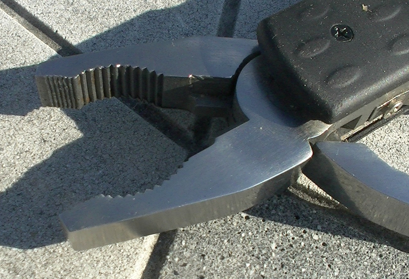 Endeavor Pocket Mulit-Tool With Gator Grip Universal Socket