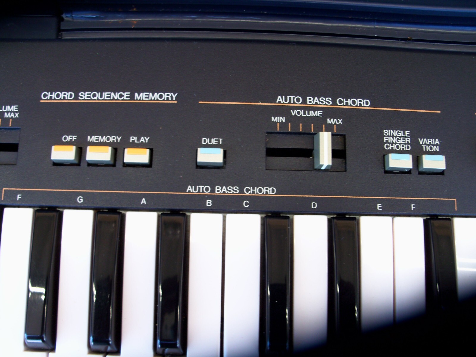 YAMAHA PORTASOUND PS-400 ELECTRONIC KEYBOARD (COMES WITH HARD SHELL CASE)