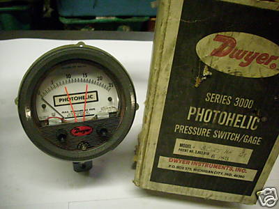DWYER 3025C PHOTOHELIC PRESSURE SWITCH / GAGE 25 PSIG NEW CONDITION IN BOX