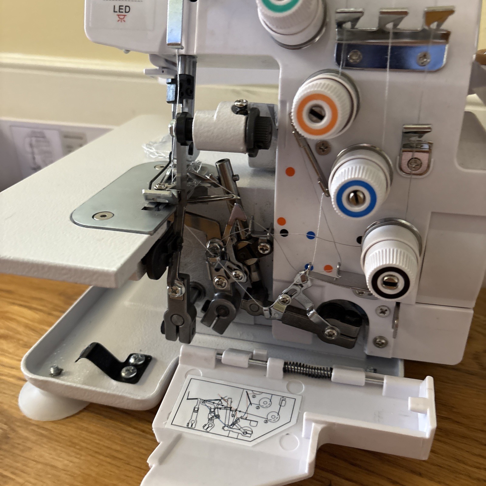 5 Thread HEAVY DUTY Vector SERGER Overlock Sewing Machine, New-