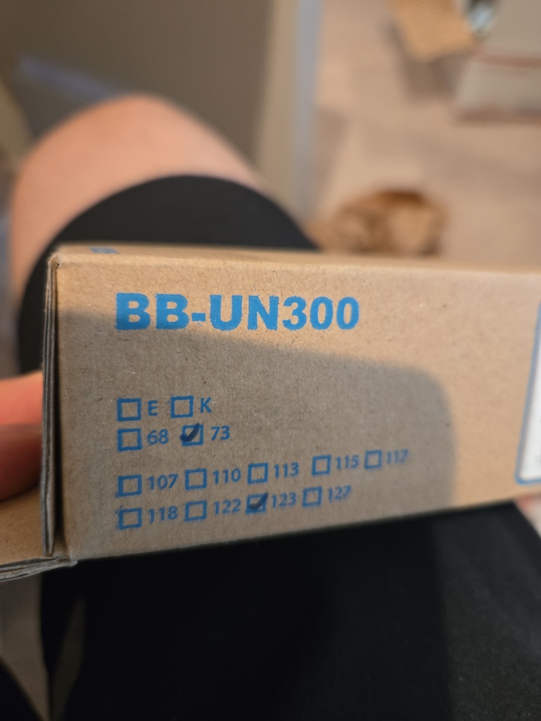 Shimano BB-UN300 Bottom Bracket - English, 73 x 123mm Spindle, Square Taper JIS