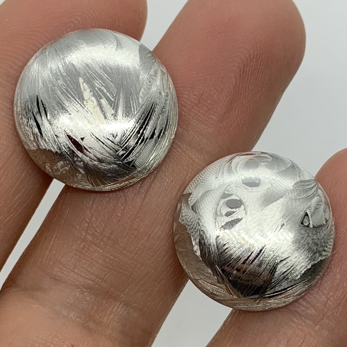 VTG BRUSHED SILVER SWIRL SHINY DOME ROUND STUD EARRINGS 3/4”