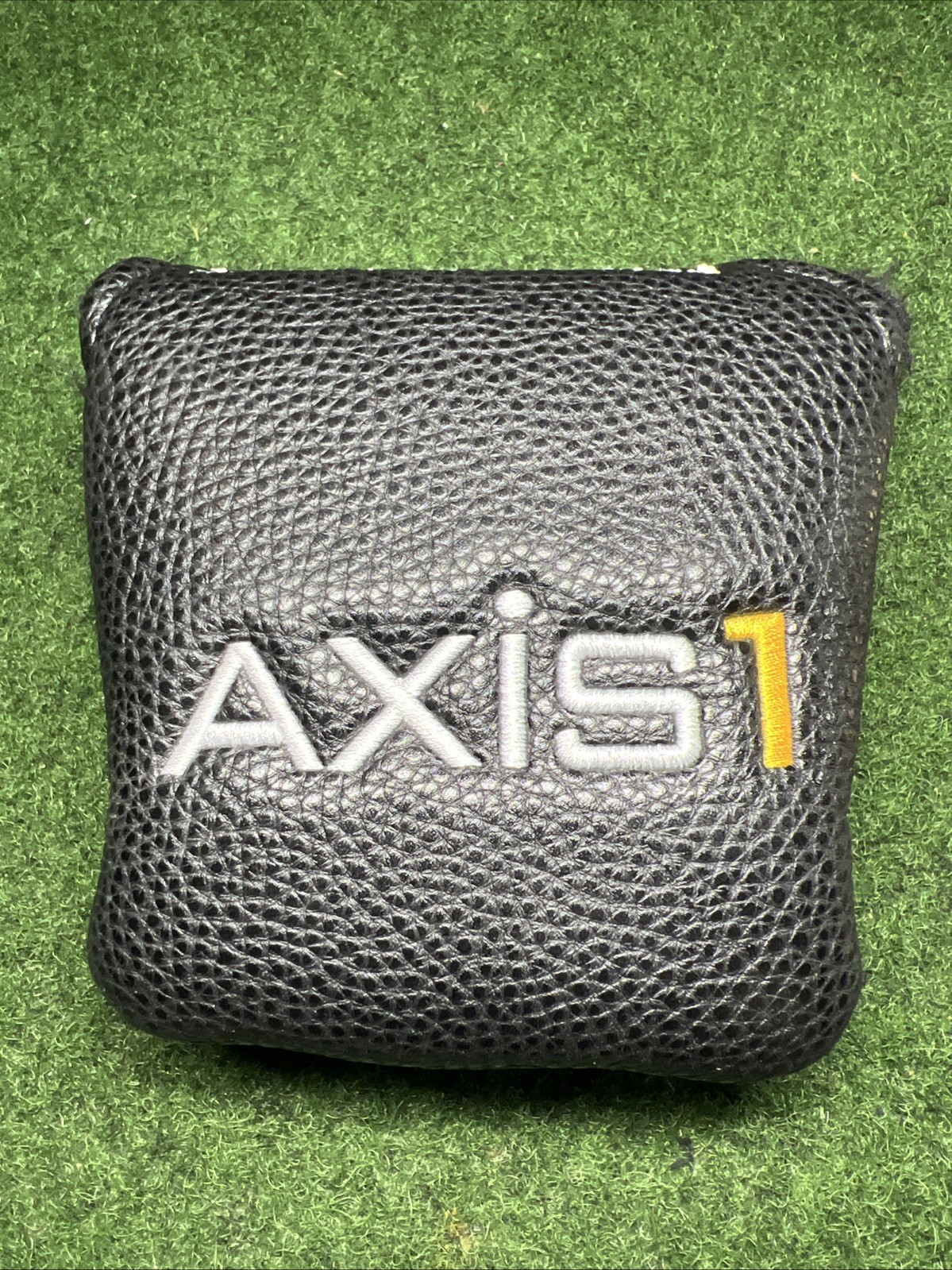 NEW Axis1 Black RH Perfect Balance Mallet Putter Headcover Cover