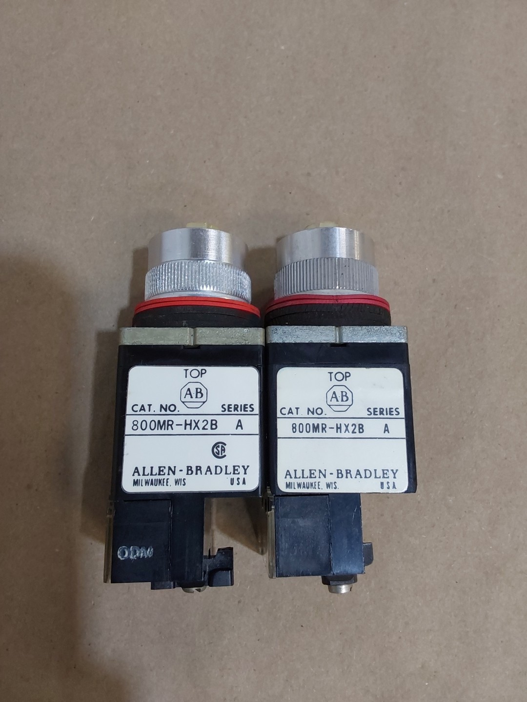 ALLEN BRADLEY 800MR-HX2B SERIES A 2 POSITION SELECTOR SWITCH W/CONTACT 800M-XA B