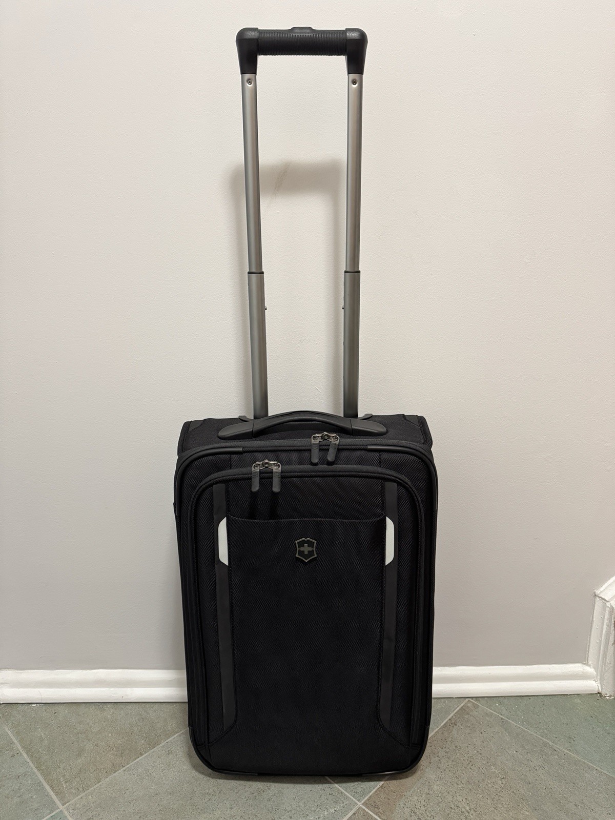 Victorinox Werks Traveler Carry On 32301001 - Excellent!