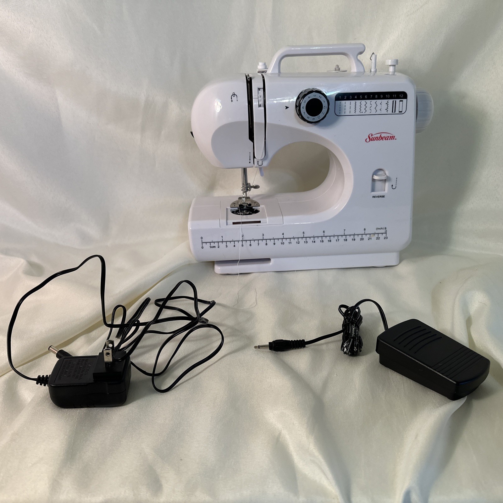 Sunbeam SB1818 Compact  Mechanical Sewing Machine W/power Cord and Pedal
