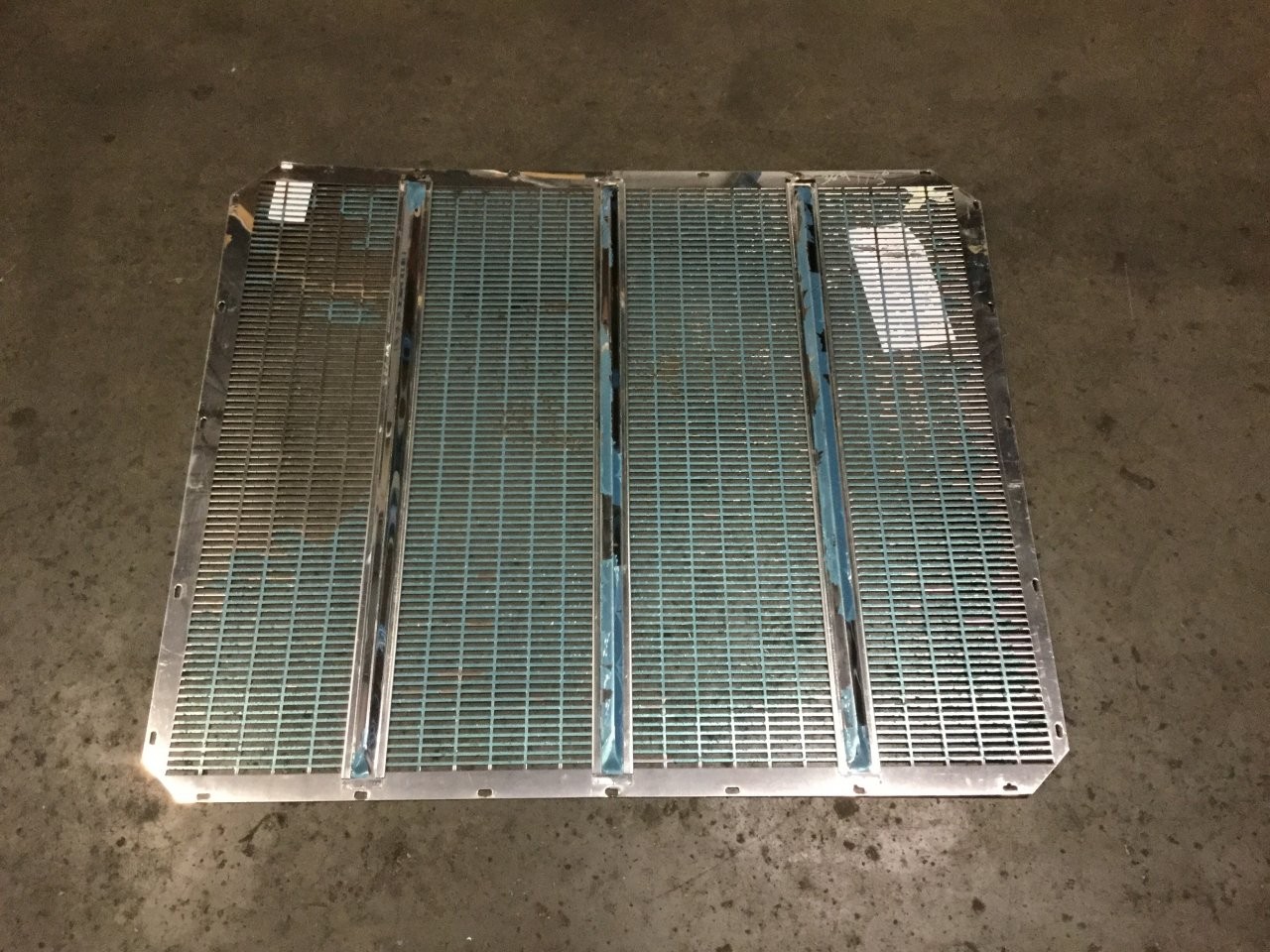 1987-2008 Peterbilt 379 Grille - Used | P/N 011210301