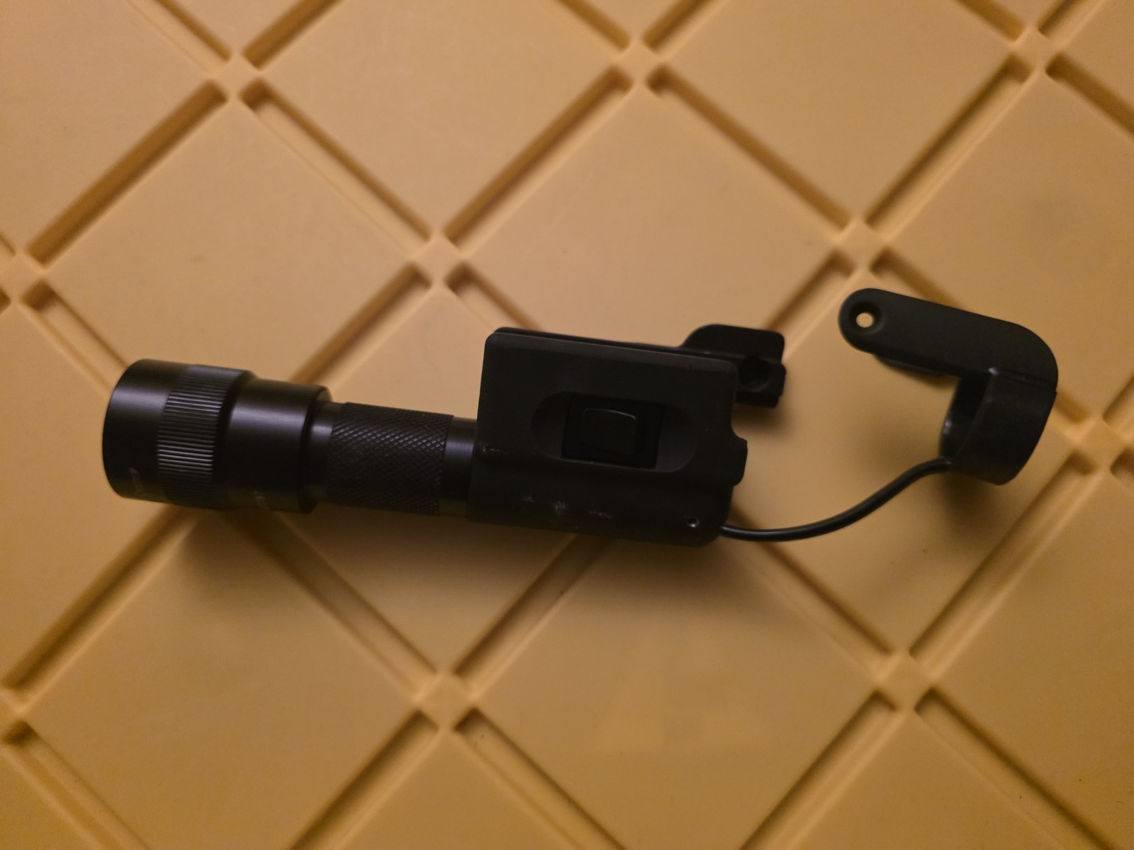 SUREFIRE LASER PRODUCTS 633 333 WEAPON PISTOL 6V LIGHT 92SB M9