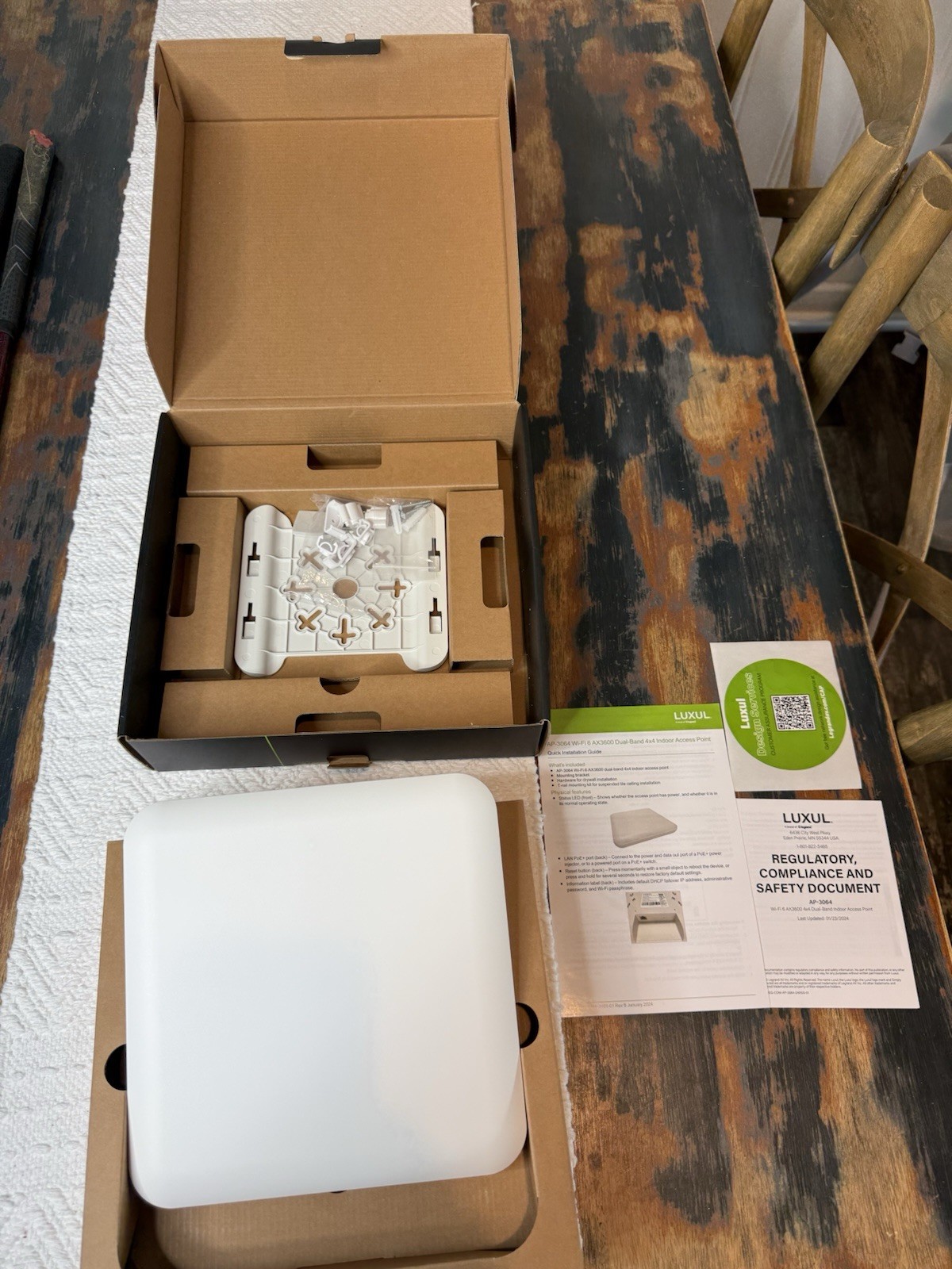 Luxul AP-3064 Wireless Access Point With Box and Accessories