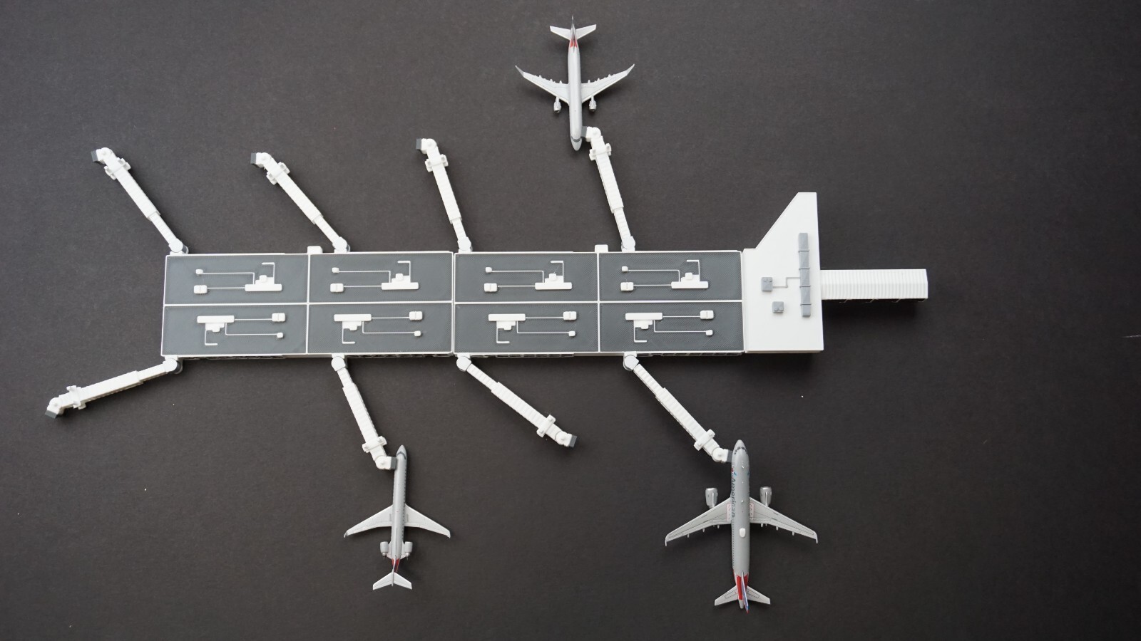 Regional Model Airport Building + Extension | 1:400 Scale | Clipper Models