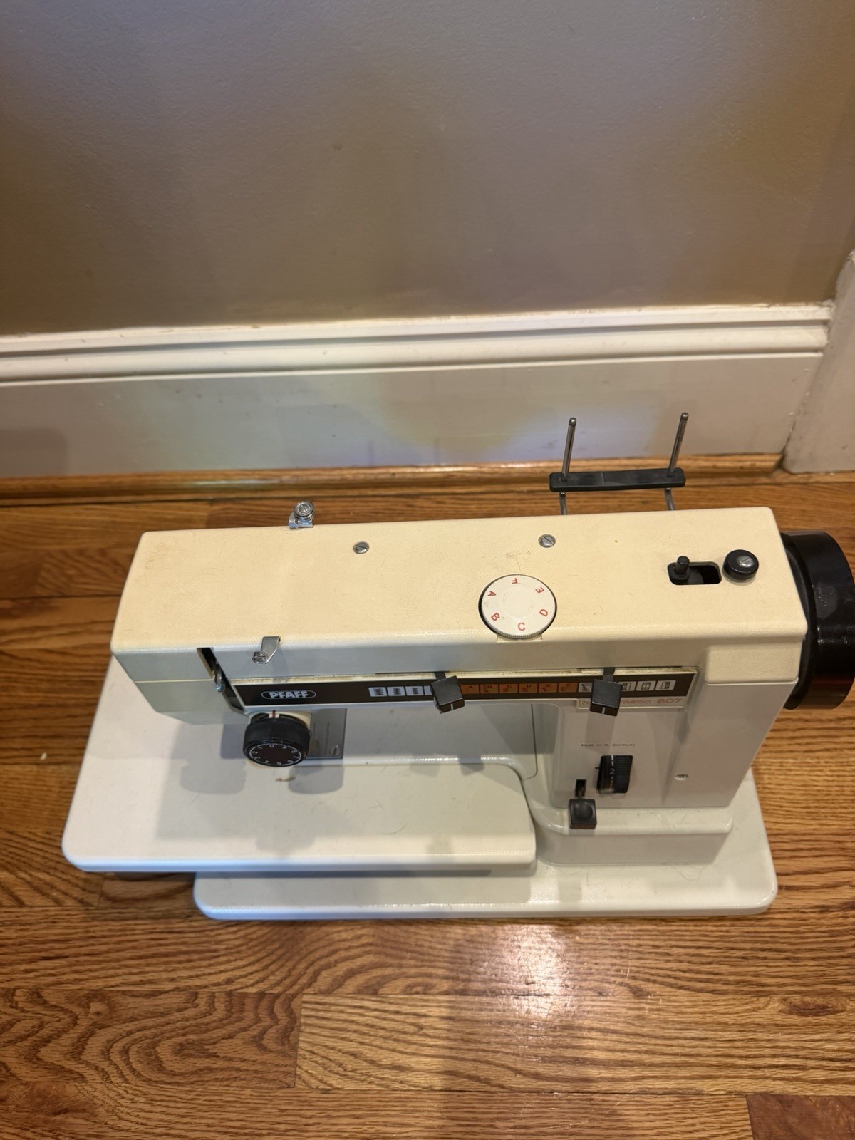 Pfaff Hobbymatic 807 Sewing Machine - With Accessories And Manual UNTESTED READ