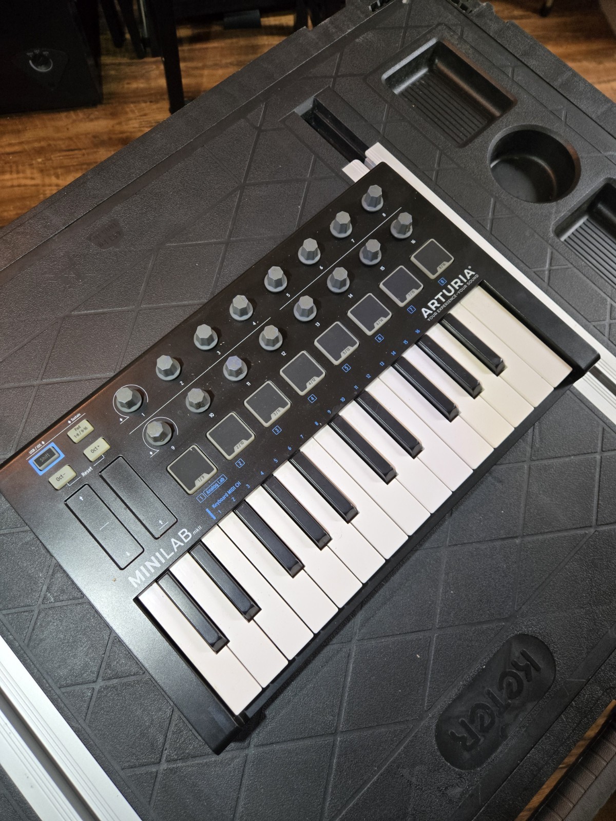 Arturia MiniLab MKII 25-Key Midi Controller Keyboard Brown Side Panel