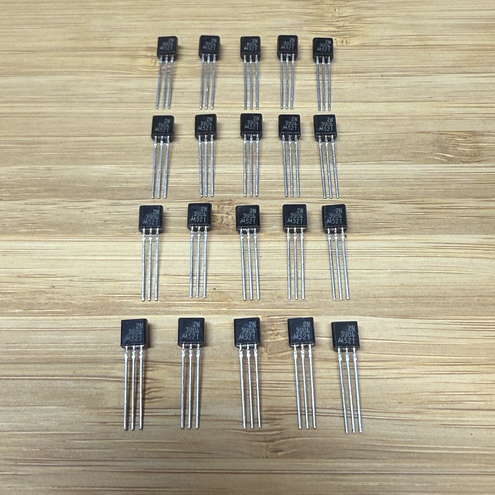 Motorola 2N3904 NPN Transistor TO-92 (Lot of 20 Pieces) NOS