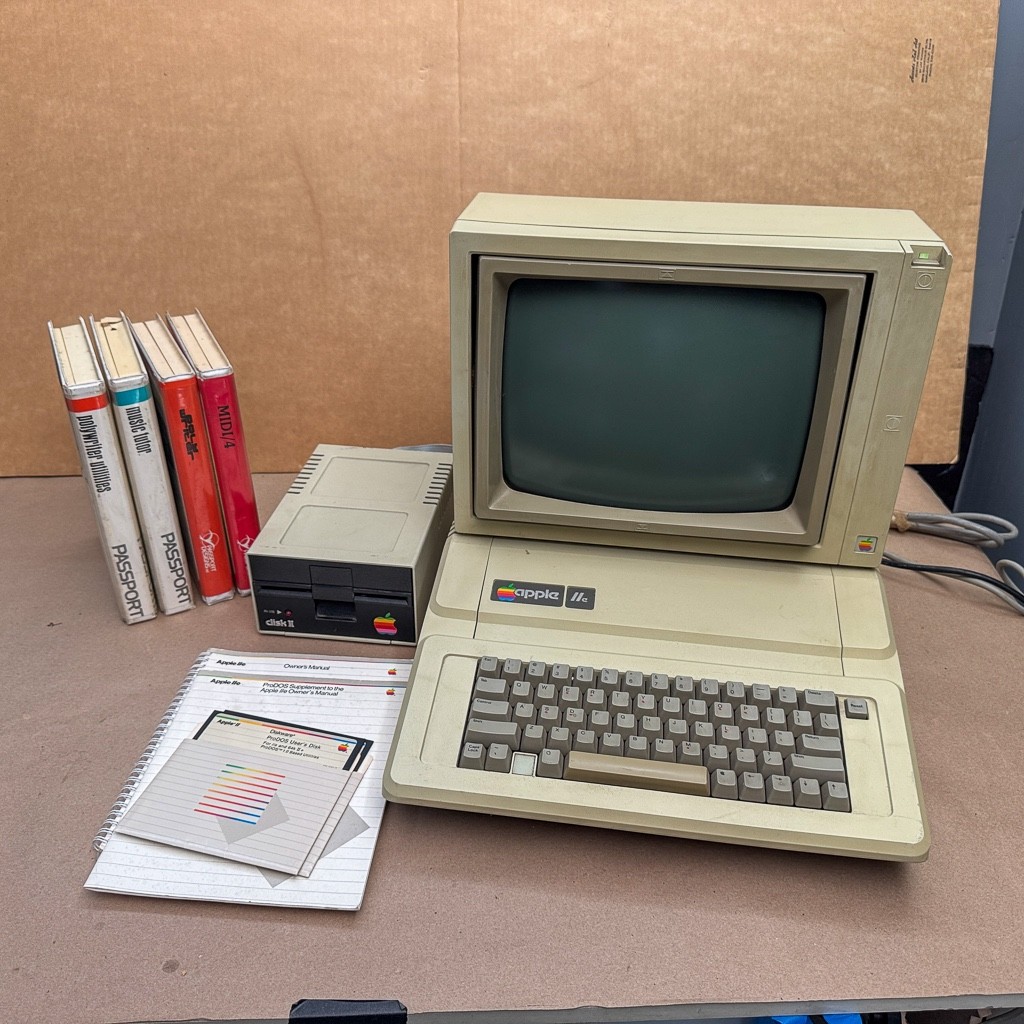 Apple lle, Disk Drive, Monitor, software, MIDI and Printer card, WORKS (see vid)