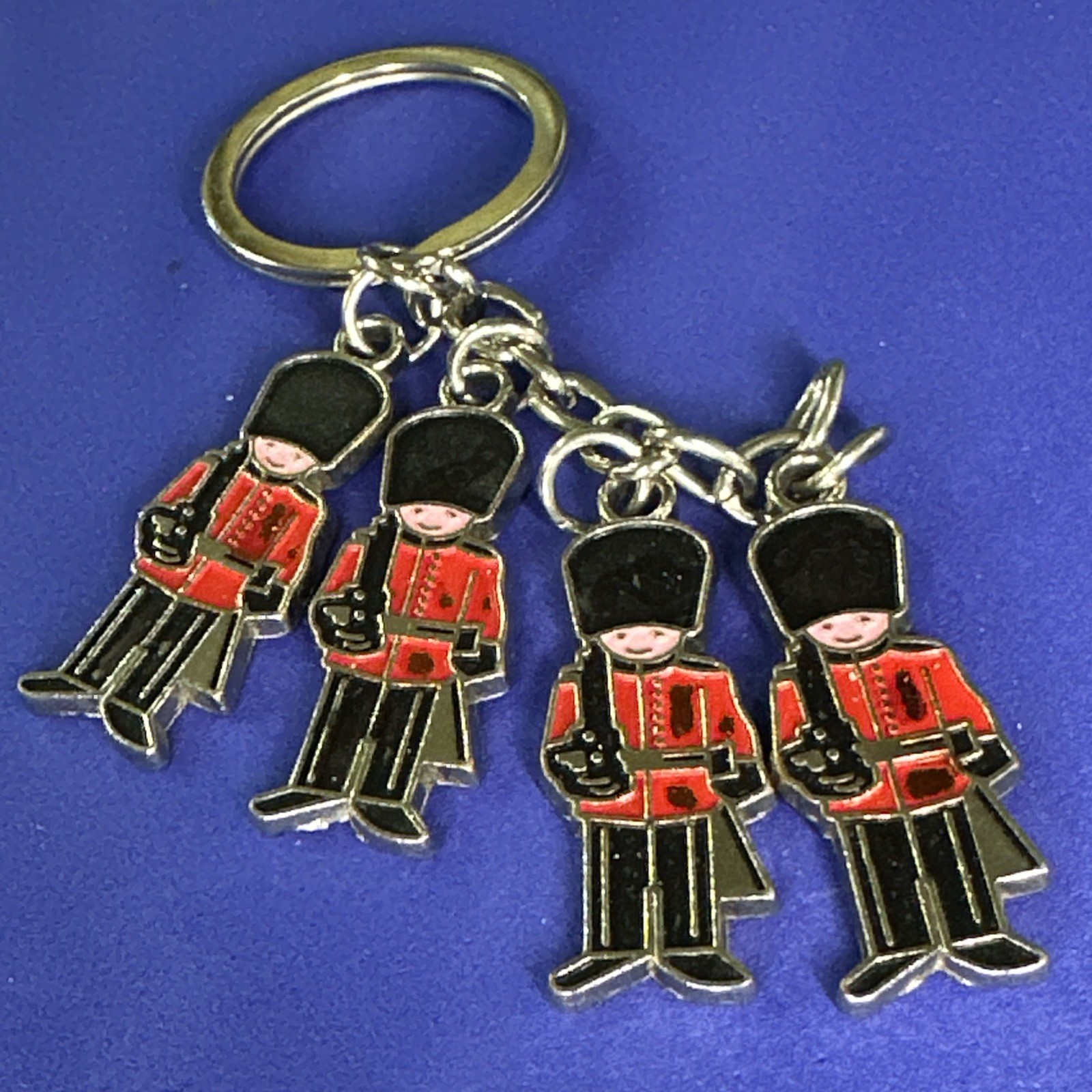 UK LONDON SOLDIERS SOLDIERS - VINTAGE KEYCHAIN