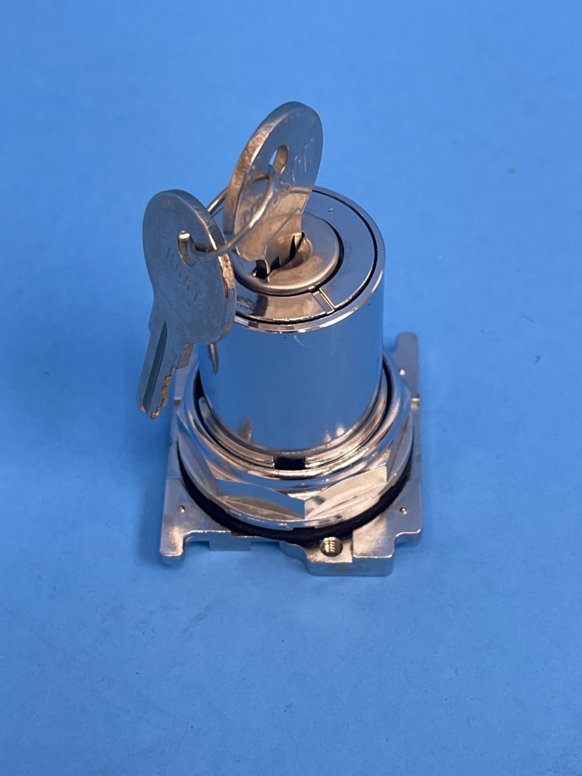 Cutler Hammer 10250T15112 30mm 2-Position Maintained Keylock Selector Switch