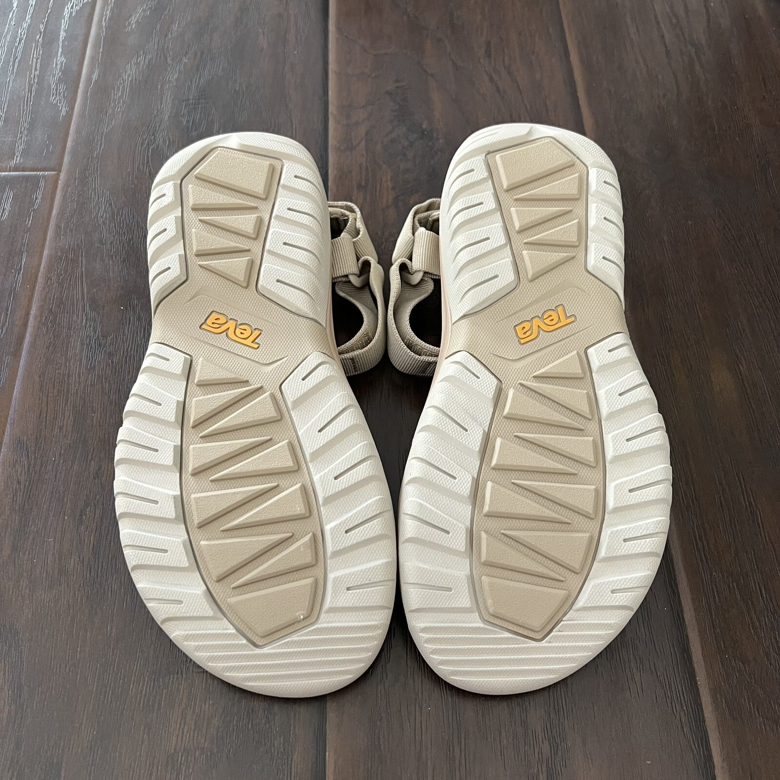 New in the box Teva Women SSME Sesame HURRICANE XLT2 walking sandals Size 8