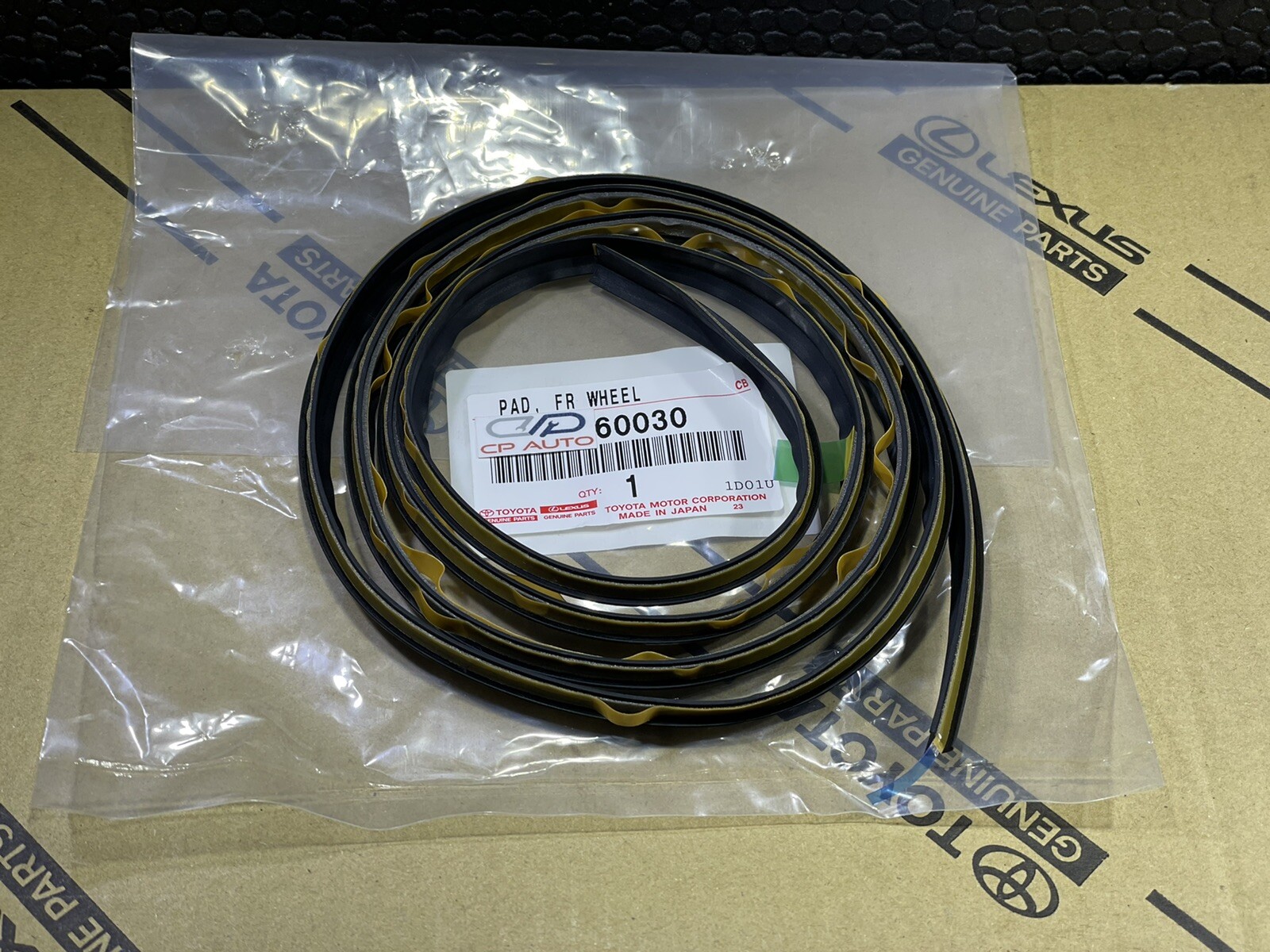 95 - 97 TOYOTA LAND CRUISER FZJ80 FRONT LEFT FENDER FLARE TRIM PAD SEAL OEM NEW