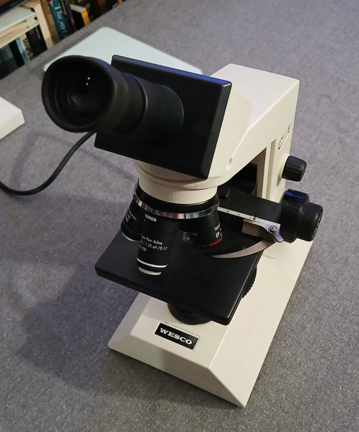 Microscope - monocular - Labomed/Wesco - with 100x, 40x, 10x, 4x objectives