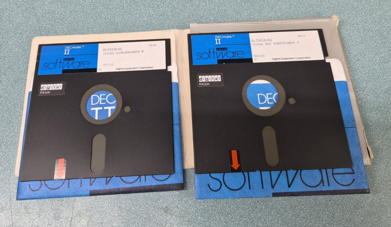 DECmate User Guides + 2 floppy disks, System Overview and System Test. UNTESTED