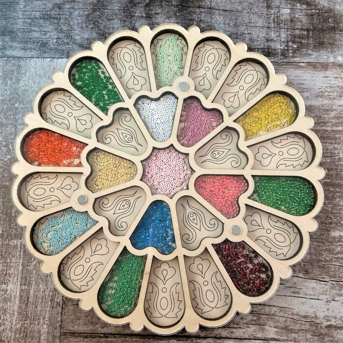 Wooden organizer for beads with a transparent lid for 28 cells