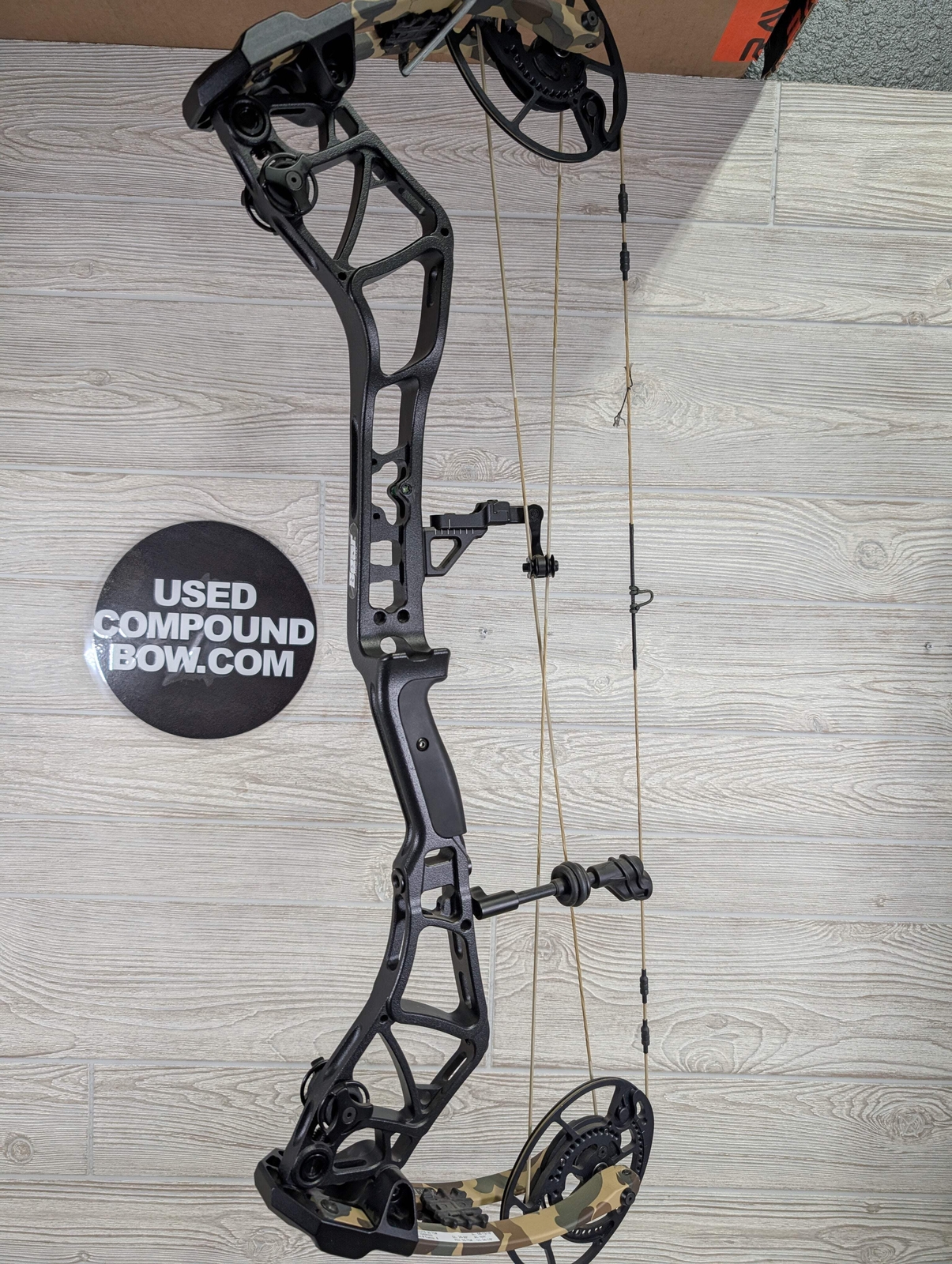 Bear Execute 30 RH 70lb Black Riser/Throwback Limbs Bow