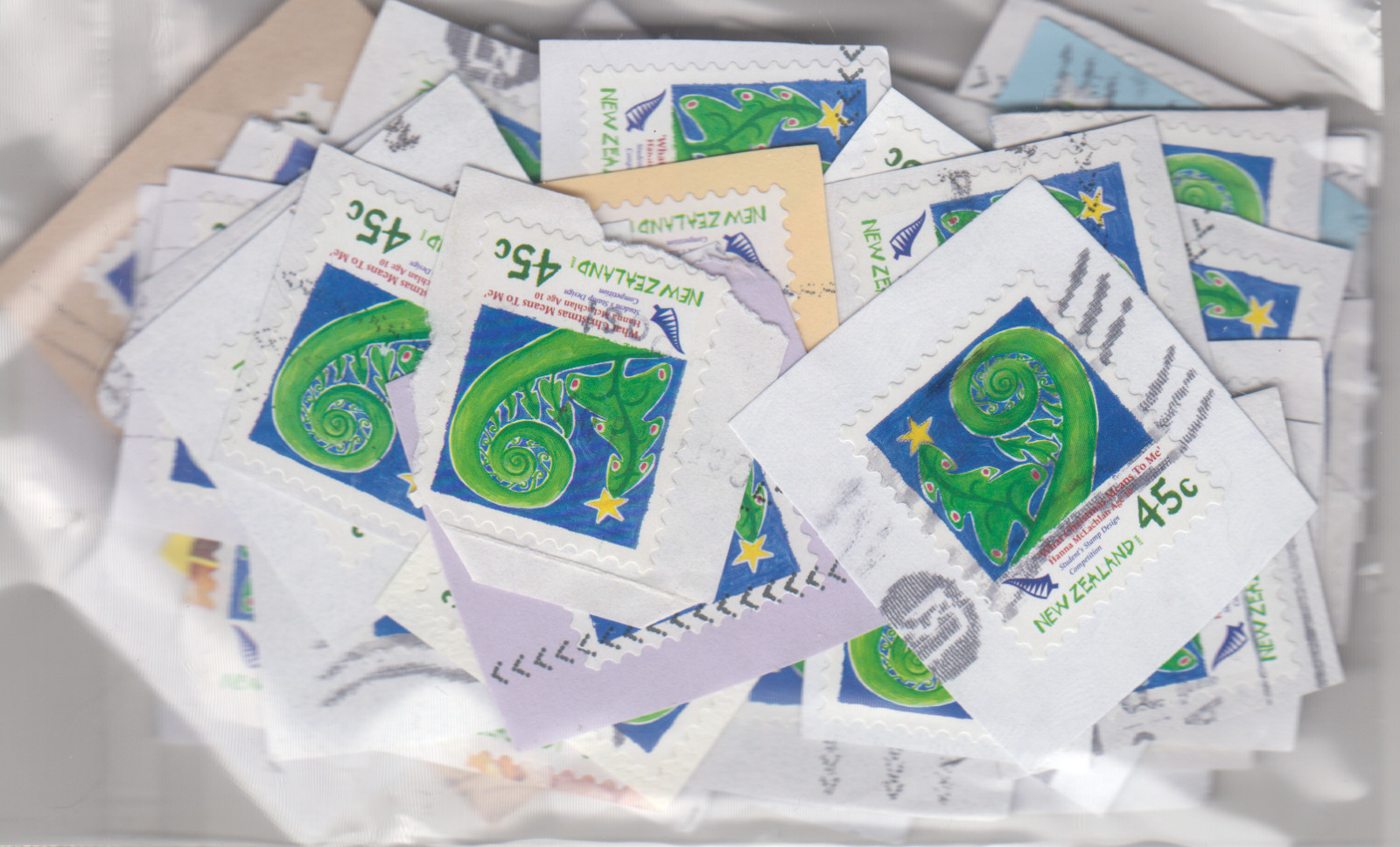 NEW ZEALAND 100 STAMPS ON PAPER  SCOTT # 2098  !!  VERY GOOD PRICE !