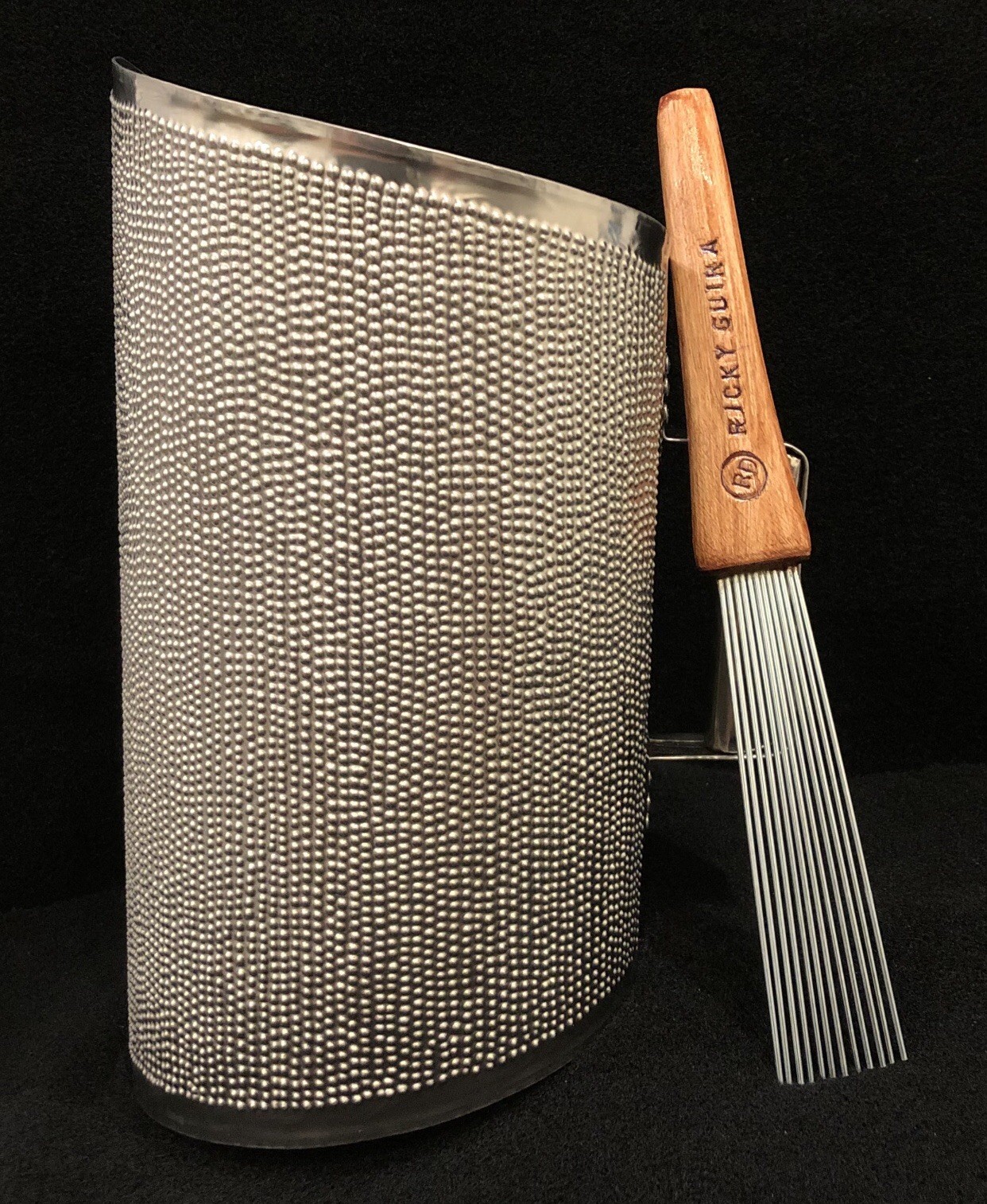 GUIRA PROFESIONAL DOMINICANA 22”X 13” ESTILO REINA CON SU GANCHO INCLUIDO