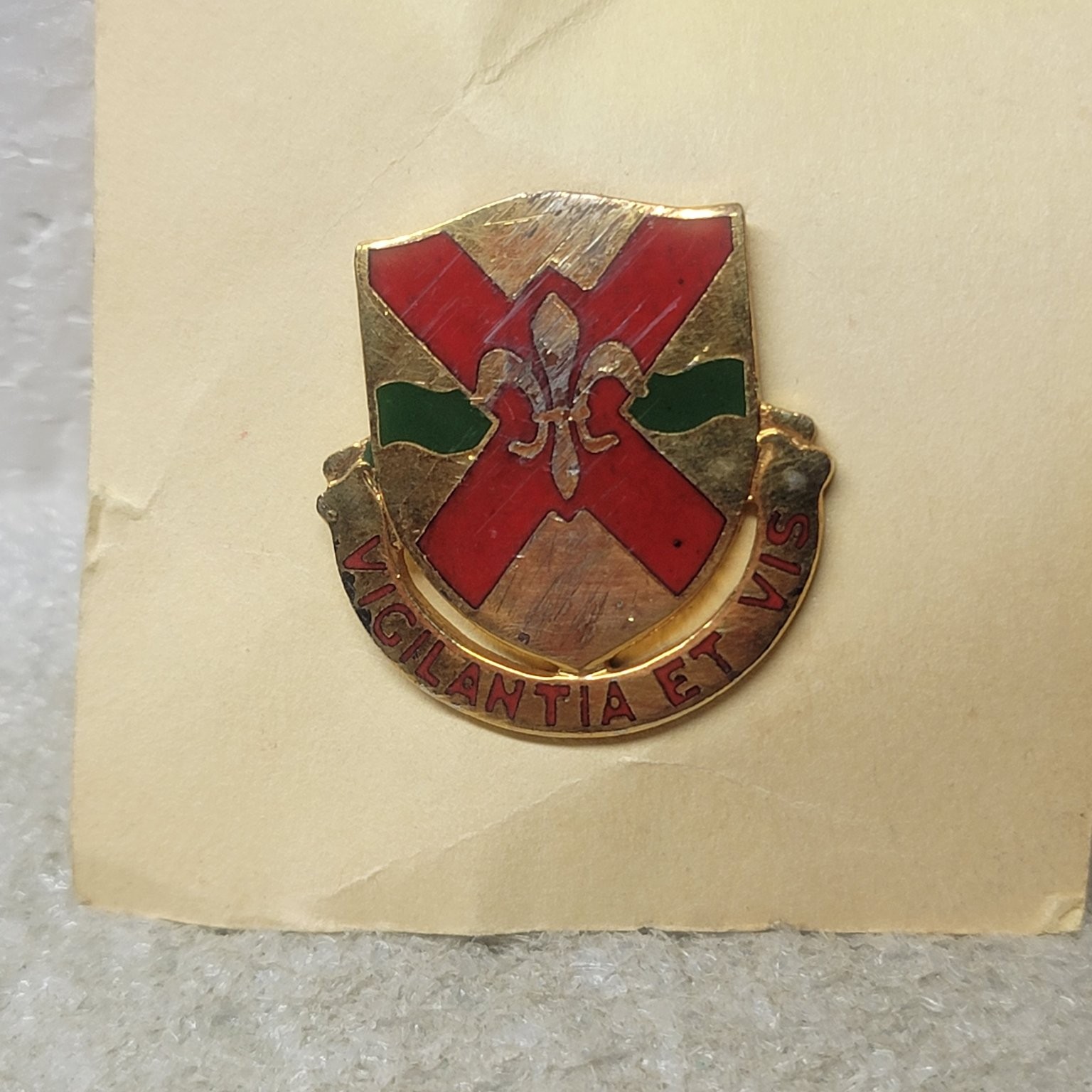 U.S. Army Vigilantia Et Vis 139th Field Artillery Regiment Unit Crest Pin