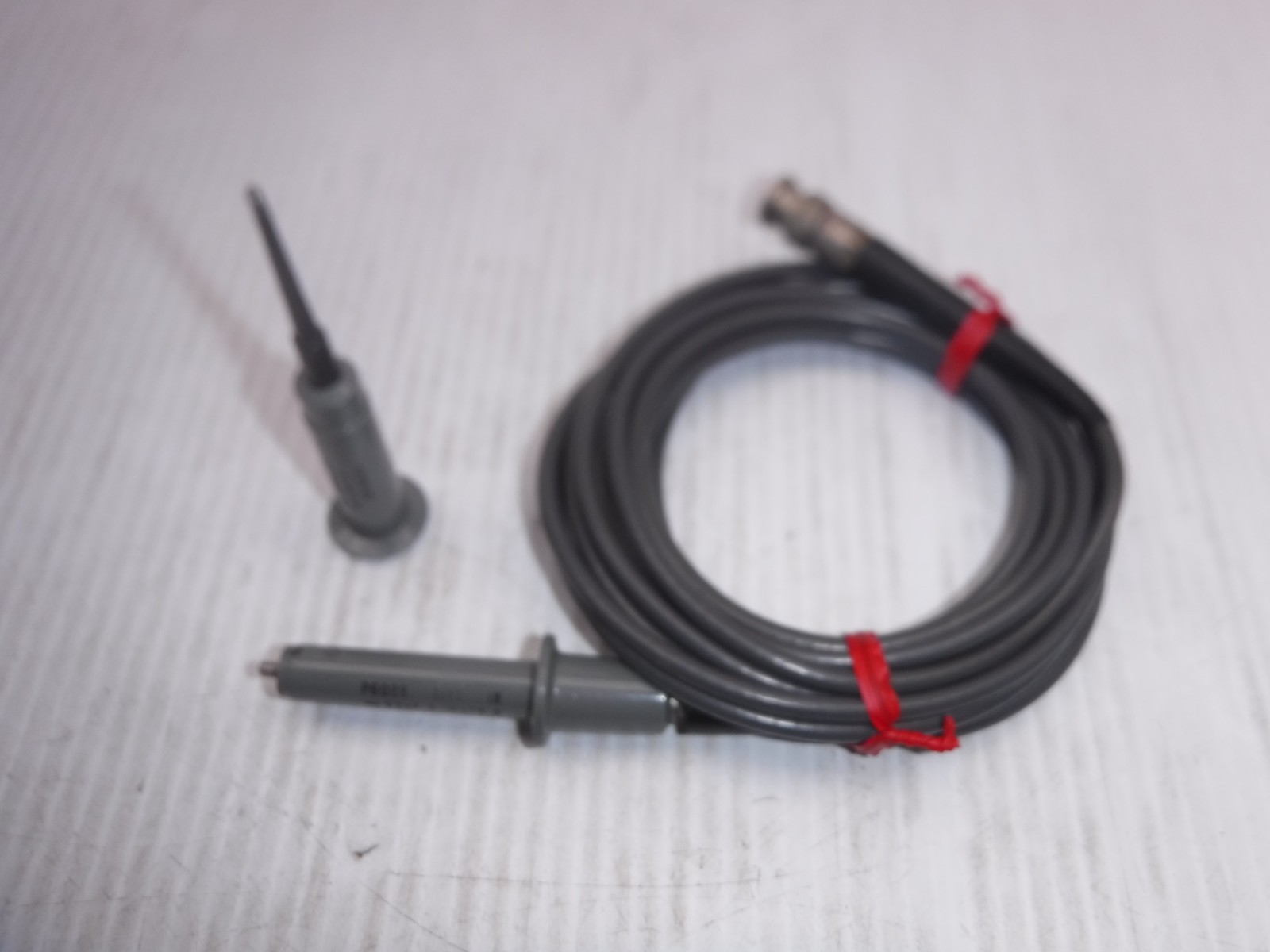 Tektronix P6028 Oscilloscope Probe w/ Tektronix Screw On 013-0071-00 Probe Tip