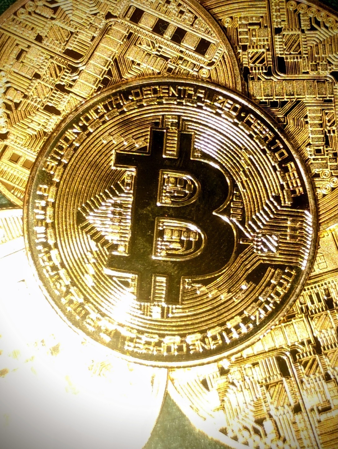Bitcoin Coin / 1 Troy oz .999 of fine(st Gold looking like) Copper from 2013