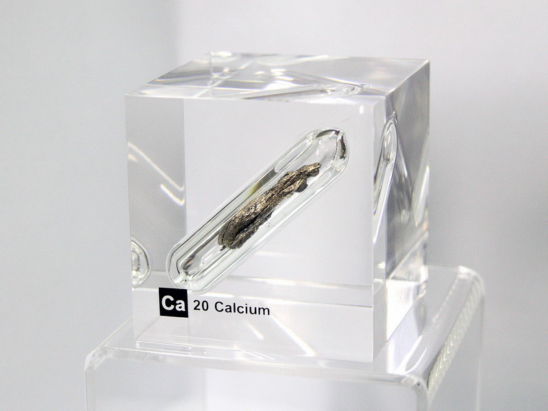 Calcium metal - Acrylic Element cube 50x50x50mm Element block - Museum grade