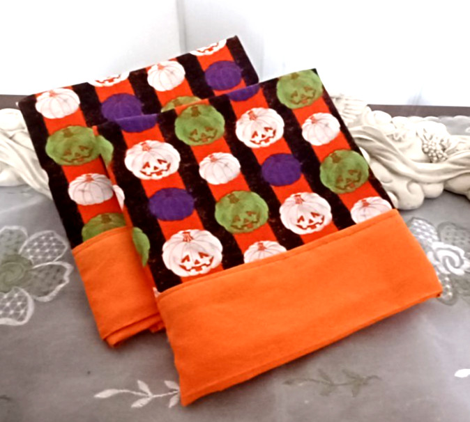 COUNTRY COTTAGE KIDS SET OF 2 SPOOKY HALLOWEEN JACK O LANTERNS PILLOWCASES - NEW