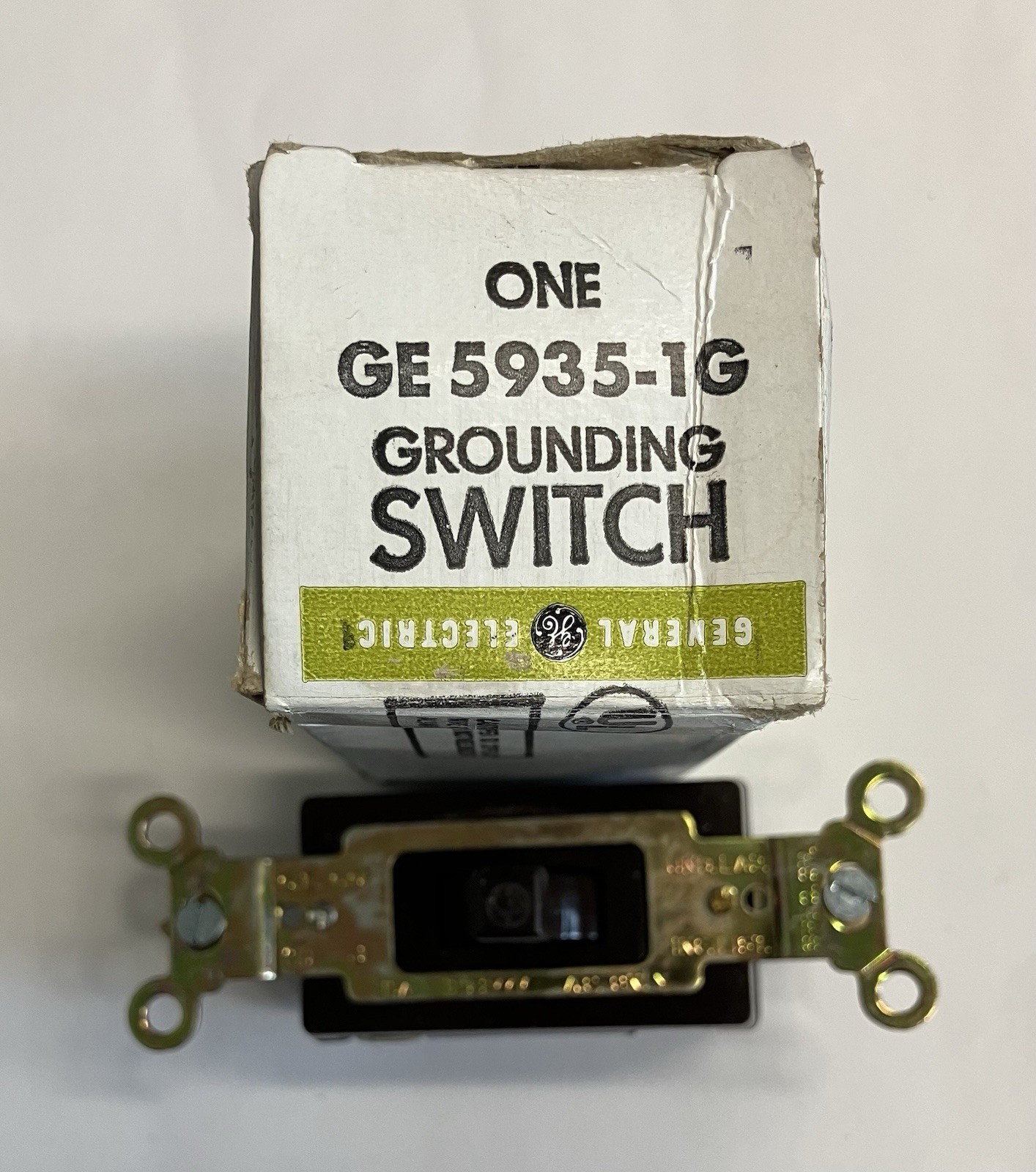 GE 5935-1G TOGGLE SWITCH 15A 120/277VAC SPDT CENTER OFF MOMENTARY BROWN
