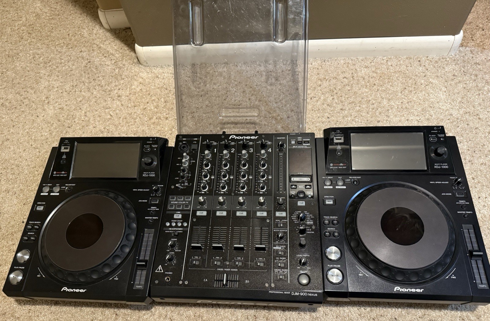 Pioneer DJM900NXS mixer & (2) Pioneer XDJ1000 turntables