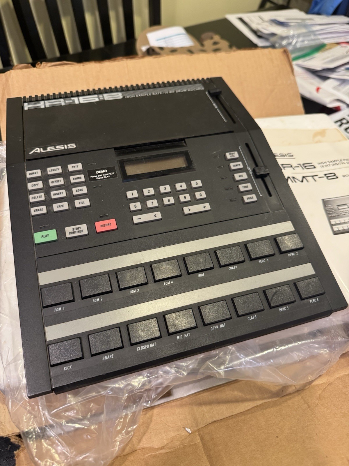 Alesis HR-16B Digital Tabletop Drum Machine, Programmable 16 Pads Black/Gray