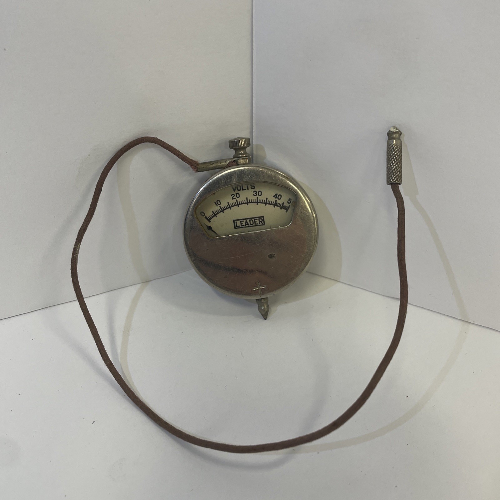 1 USED LEADER B BATTERY TESTER 0 - 50 VOLT