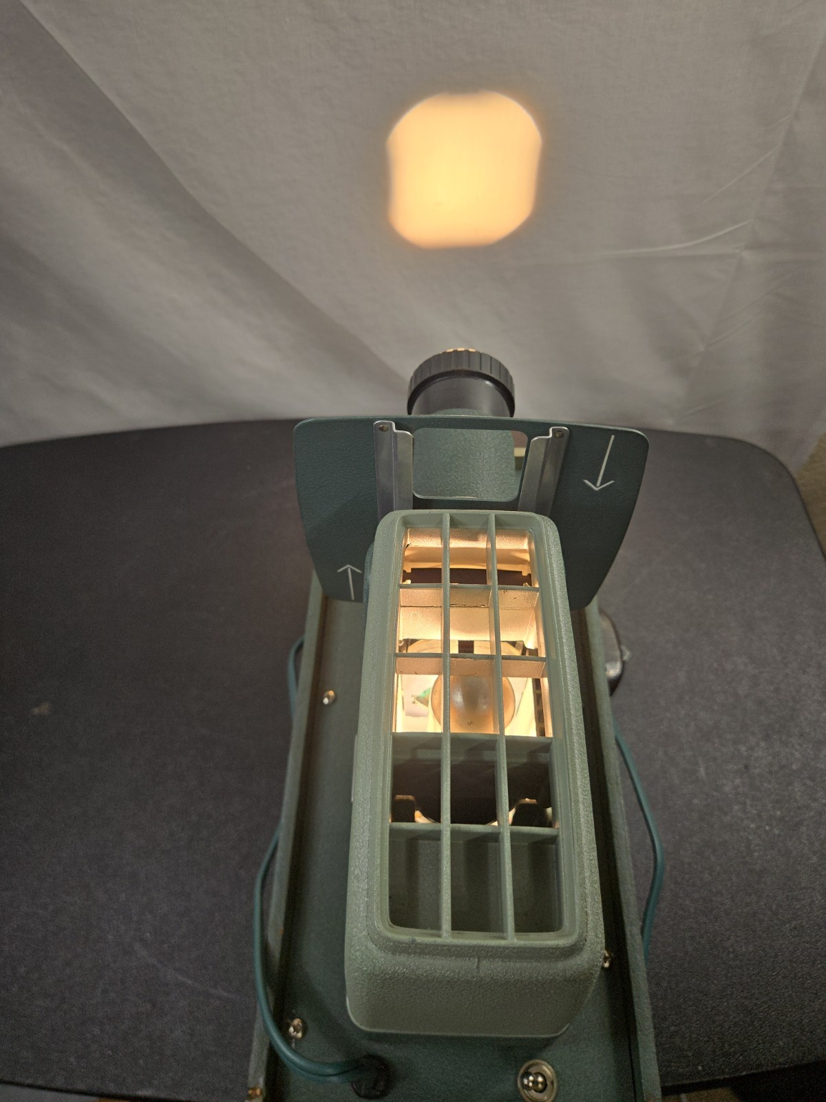 Vintage Argus 300 Automatic 35mm Slide Projector Tested Working w/ Case