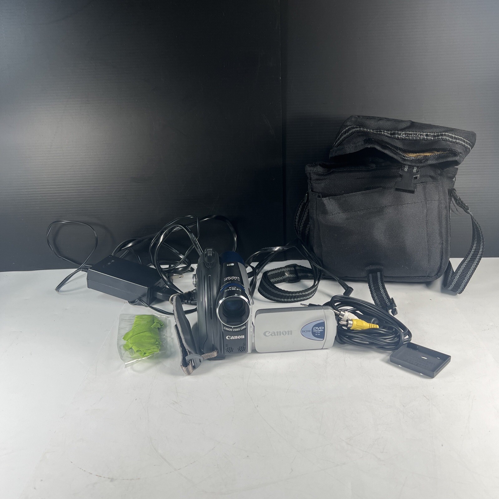 Canon DC310 Camcorder W/ Bag & AC Adapter. 🎥
