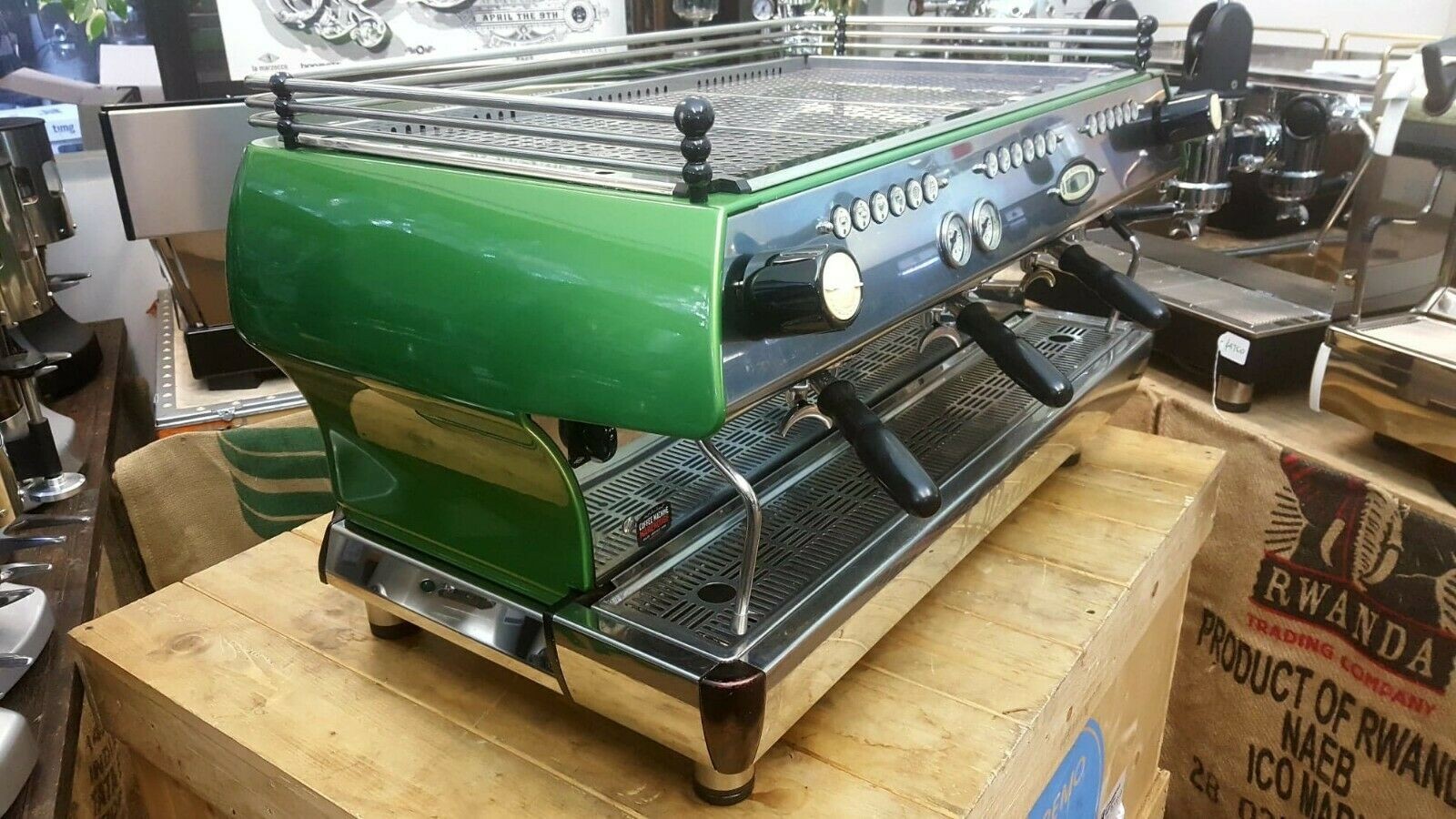 LA MARZOCCO FB80 3 GROUP GREEN ESPRESSO COFFEE MACHINE RESTAURANT CAFE LATTE CUP