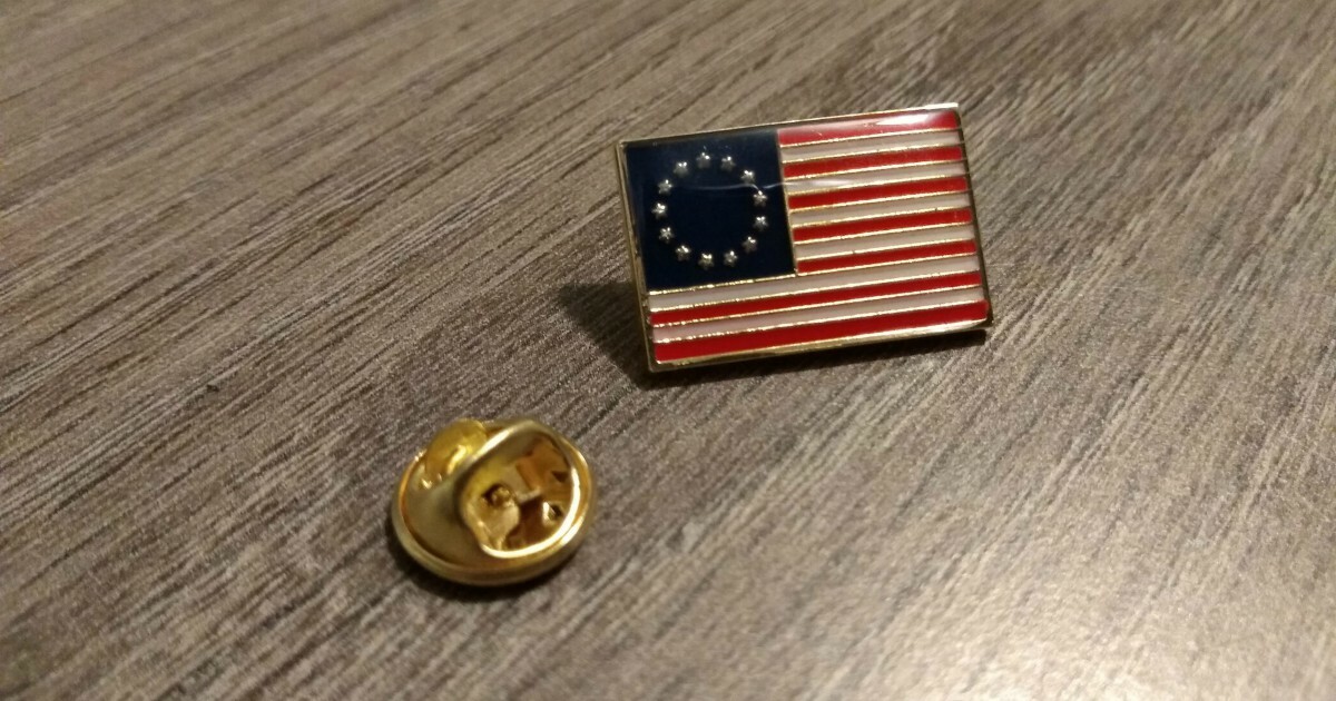 BETSY ROSS 1776 AMERICAN FLAG LAPEL PIN MADE IN USA Hat Tie Tack Badge Pinback