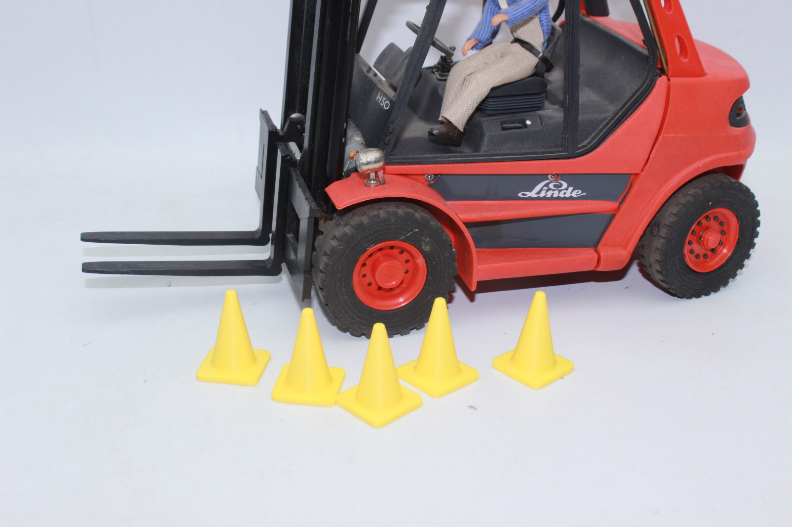 5 X Traffic Cones Yellow 1:14 1:15 1:16 Cones Barriers Load Stackable