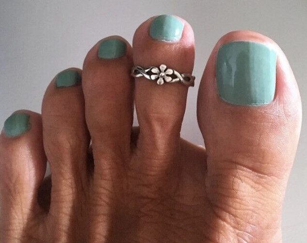 Womens Beautiful Solid Metal Adjustable Flower Toe Ring White Gold Plated Silver