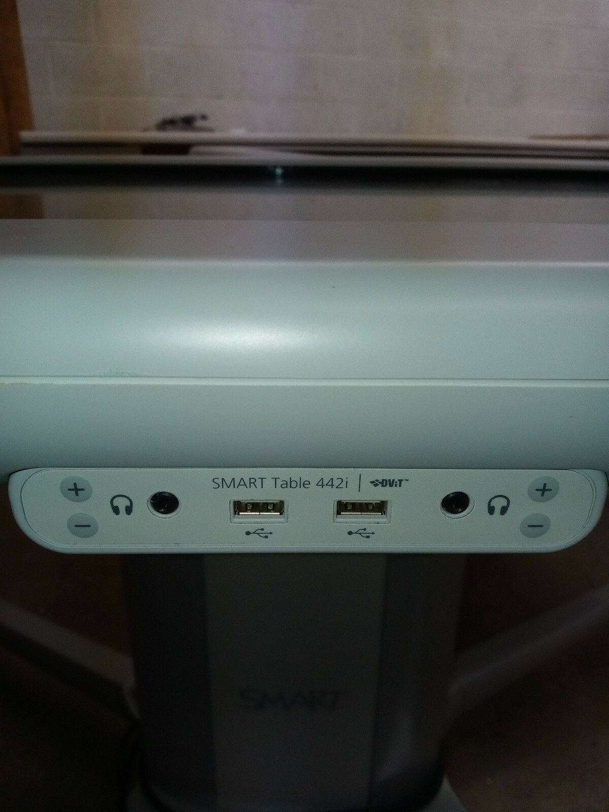 Smart Table 442i Collaborative Learning Center