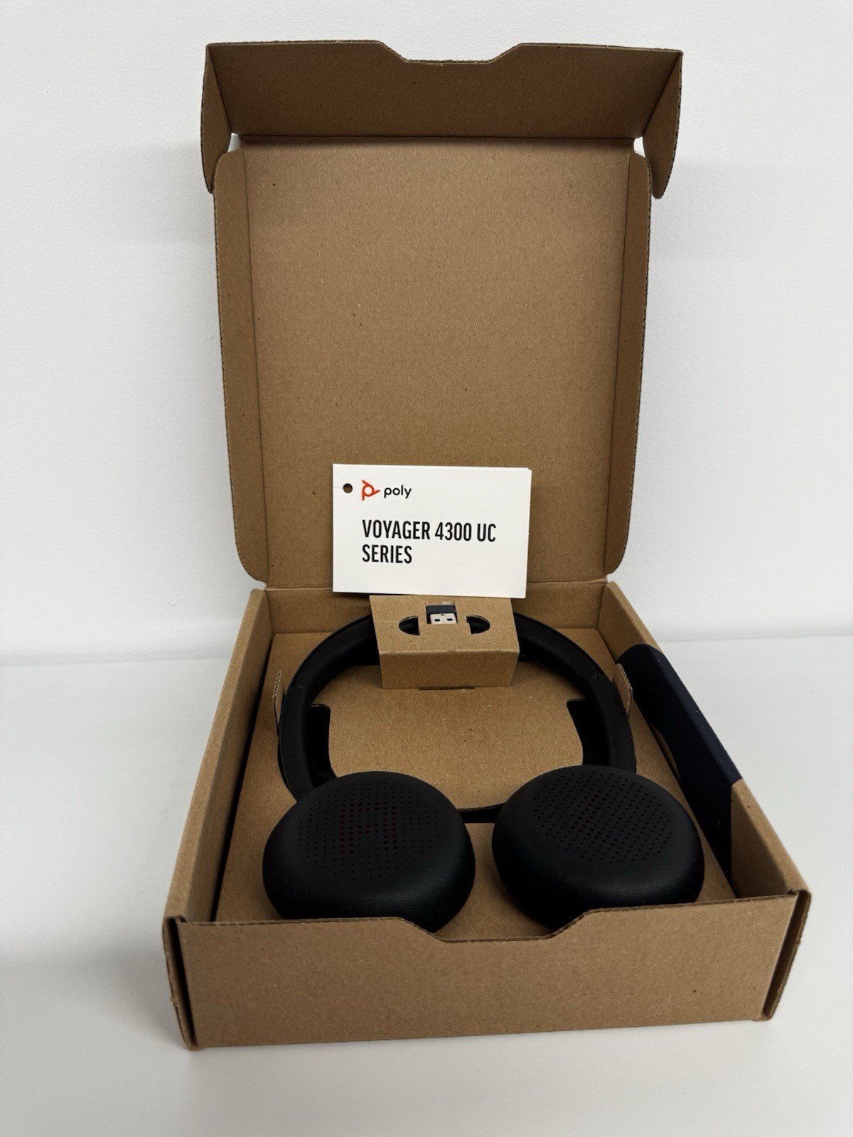 Poly Voyager 4320-M Headset +USB-C Cable +BT700 dongle