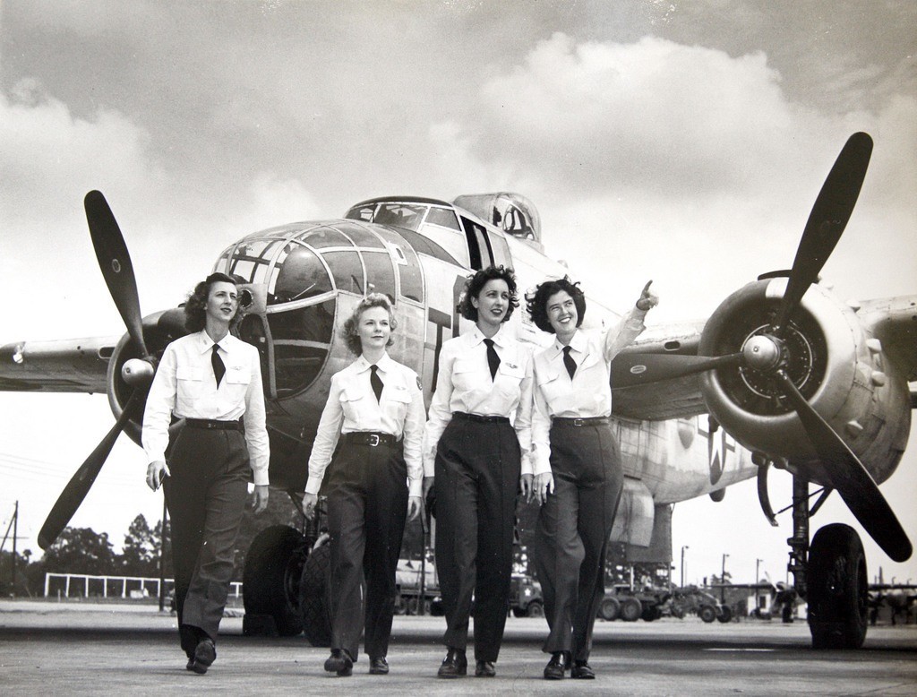 WW2 WWII Photo Women WASP Pilots with B-25 Mitchell Bomber  World War Two / 8088
