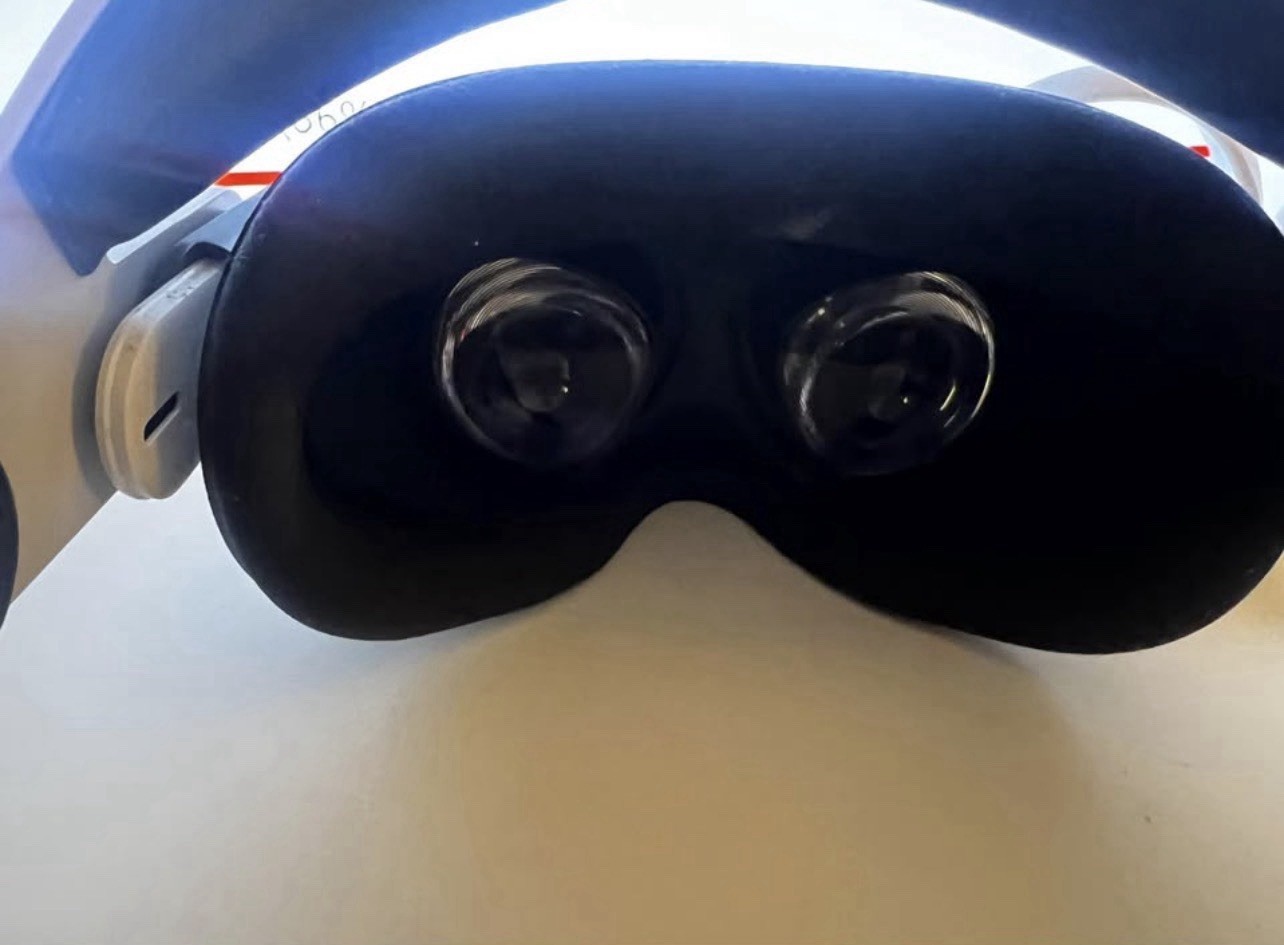 Oculus Quest 2 Virtual Reality Headset 128GB White Includes Controllers