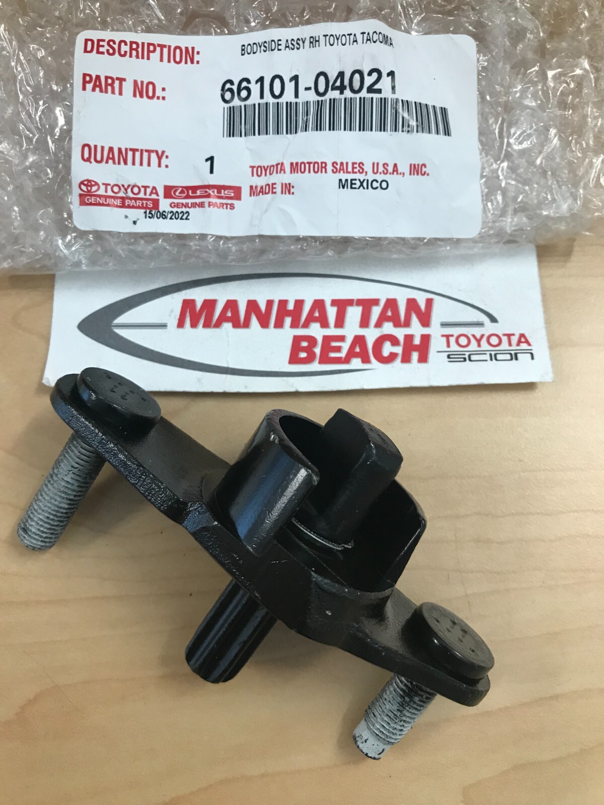 TOYOTA 16-23 TACOMA REAR TAILGATE R/H HINGE DAMPER BRACKET 66101-04021